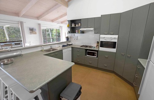 Metung House | A Wood Haven: Experience a serene holiday with your friends and family