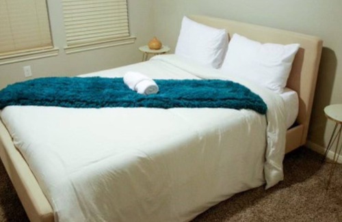 Lazybrook/Timbergrove Apartment | A Zen Oasis apt w/ pool view in Heights near Downtown, NRG, Galleria, & Med Cntr