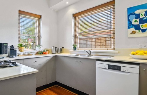Middle Park Apartment | A1 Art Deco 2 Bedroom Apt. Sleeps 5. Nimmo1
