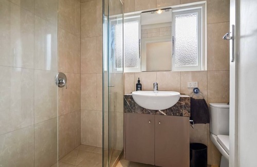 Middle Park Apartment | A1 Art Deco 2 Bedroom Apt. Sleeps 5. Nimmo1