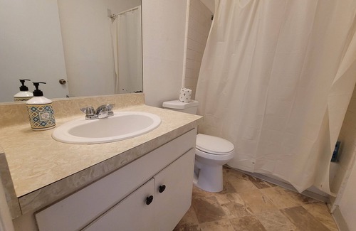 Pico - Robertson Hotel | (A17) Lovely Queen Bed Hotel Style