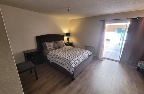 Pico - Robertson Hotel | (A17) Lovely Queen Bed Hotel Style