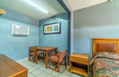 Woodlawn Lake Hotel | Aaron Motel By OYO San Antonio NW I-10
