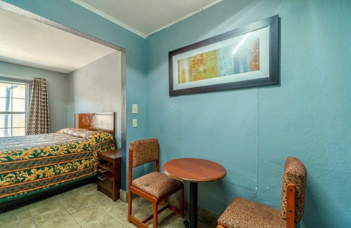 Woodlawn Lake Hotel | Aaron Motel By OYO San Antonio NW I-10