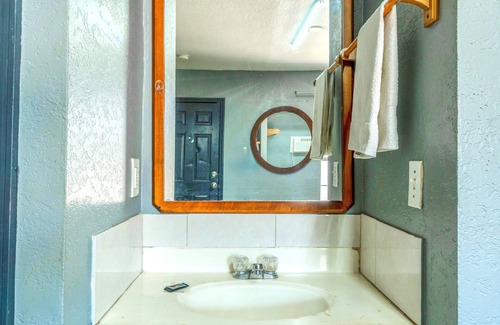 Woodlawn Lake Hotel | Aaron Motel By OYO San Antonio NW I-10