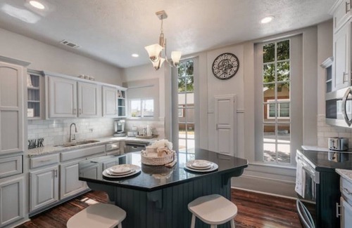 Government Hill House | AAV Home Unit A-New!Adorable 2BR Near Fort Sam/Pearl/DT