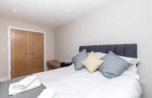 Horsham Apartment | Abbey Apartment 8 Designer 2 Bed - 247 Lets Horsham