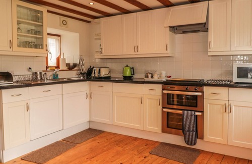 Honiton Cottage | ABBEY CROSS BARN, pet friendly, with a garden in Dunkeswell Abbey
