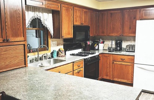 Baraboo House | Abbey's Farm House 15 minutes from Dells