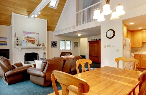 Fontana House | Abbey Spring Resort Home |North Shore Hideaway |Fireplace |Spacious Deck |Pools |Beach |Clubhouse