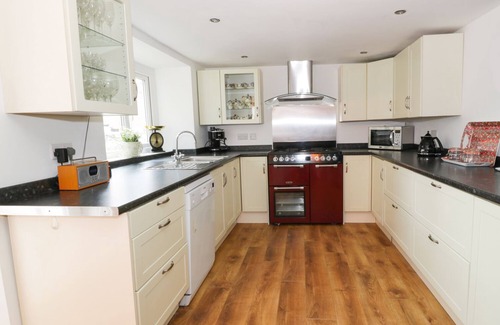 Llandudno Cottage | ABBEYLANDS HOUSE, pet friendly, with a garden in Llandudno