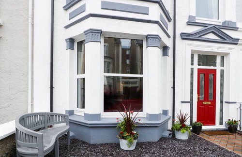 Llandudno Cottage | ABBEYLANDS HOUSE, pet friendly, with a garden in Llandudno