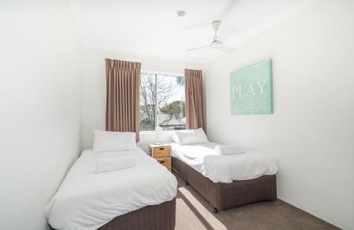 Broadwater House | Abbys Villa - 3BR - Pool - Tennis - Family