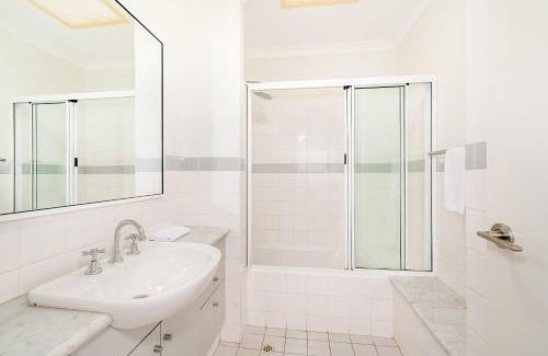 Broadwater House | Abbys Villa - 3BR - Pool - Tennis - Family