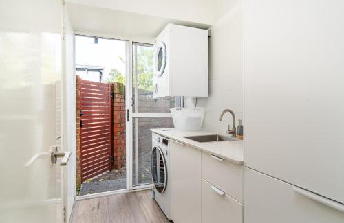 Broadwater House | Abbys Villa - 3BR - Pool - Tennis - Family