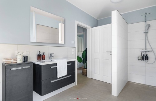 Osterhever Apartment | Abendrot - terrace, close to the North Sea, shower bath, modern