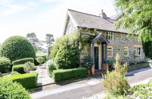 Clawdd-newydd Cottage | ABER CLWYD MANOR, romantic, country holiday cottage in Derwen