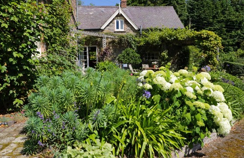 Clawdd-newydd Cottage | ABER CLWYD MANOR, romantic, country holiday cottage in Derwen