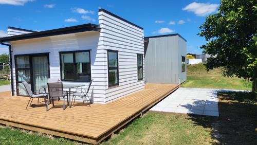 Tamahere House | Aberdeen Cottage with Hobbit House sleep-out