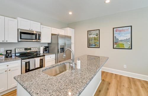 Southern Pines House | Aberdeen Townhome with Deck Perfect For Golfers!