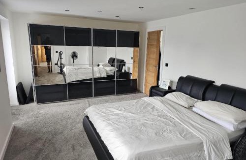 St George House | Abergele 3-Beds Pet Friendly & Parking