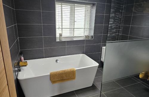 St George House | Abergele 3-Beds Pet Friendly & Parking