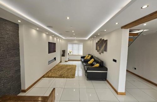St George House | Abergele 3-Beds Pet Friendly & Parking