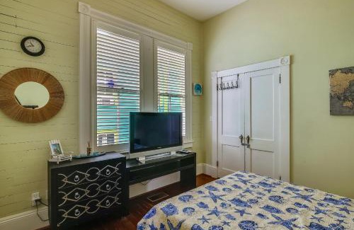San Jacinto House | AbFab Seaside Cottage