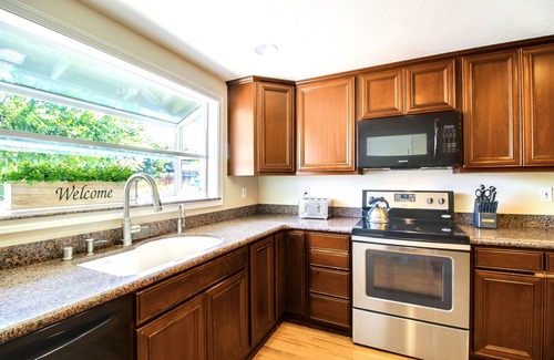 West San Jose House | ABK: Cheerful and Spacious 10min to Apple HQ, Shops