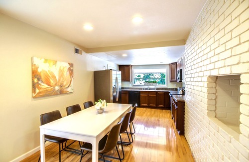 West San Jose House | ABK: Cheerful and Spacious 10min to Apple HQ, Shops