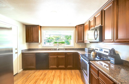 West San Jose House | ABK: Cheerful and Spacious 10min to Apple HQ, Shops