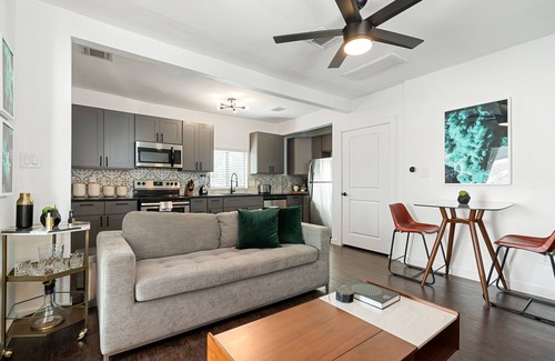 Montrose Apartment | Abode Houston - Montrose Downtown