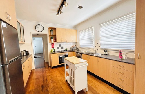 Yarraville House | ABODE ON ADENEY FREE WIFI/PET FRIENDLY