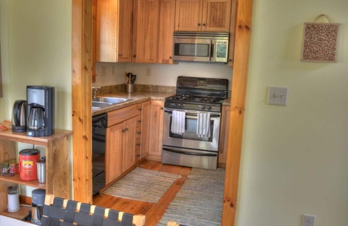 West Jefferson Cabin | Above the Clouds-Open for Bookings! Views, Wi-Fi, Game Room, AC
