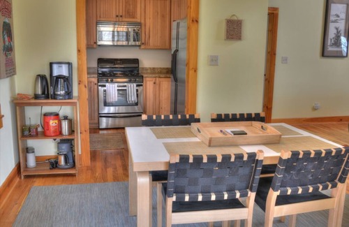 West Jefferson Cabin | Above the Clouds-Open for Bookings! Views, Wi-Fi, Game Room, AC