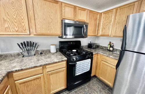 North Valley Condo | ABQ Condo with Pool, Gym, and Mountain Views