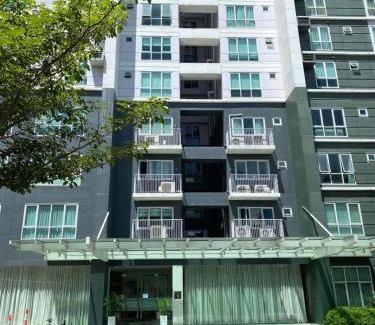 Poblacion District Apartment | Abreeza chills place 2721