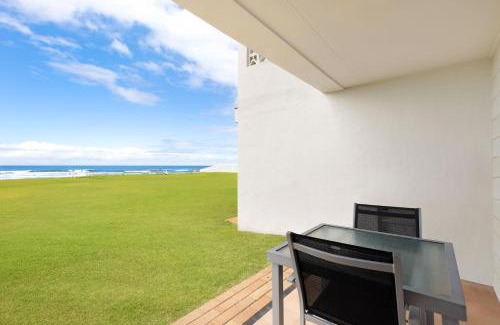 North Creek Apartment | Absolute Beachfront Apartment 2B