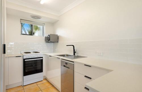 North Creek Apartment | Absolute Beachfront Apartment 2B