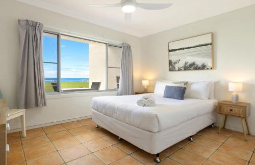 North Creek Apartment | Absolute Beachfront Apartment 2B