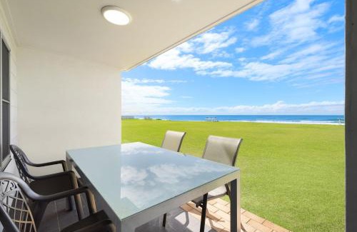 North Creek Apartment | Absolute Beachfront Apartment 3B