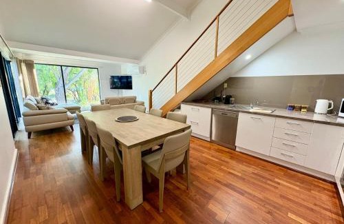 Broadwater House | Absolute Beachfront