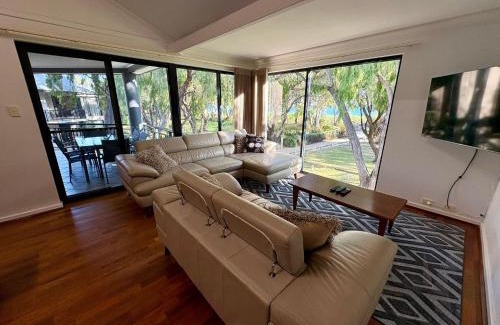 Broadwater House | Absolute Beachfront