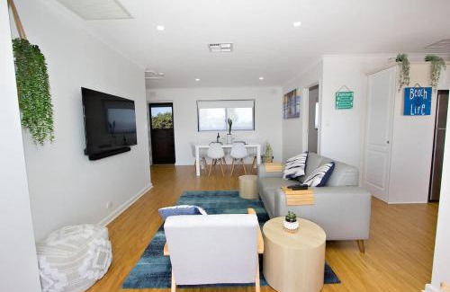 Semaphore Park Apartment | Absolute beachfront 2 bedroom unit Sandy Feet 3