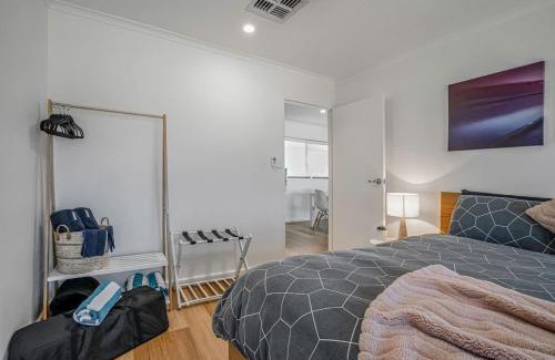 Semaphore Park Apartment | Absolute beachfront 2 bedroom unit Sandy Feet 3