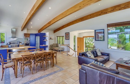 Oneroa House | Absolute Beachfront - Oneroa Bay - Enjoy gazing over Oneroa Beach from this impressive 2-story, 3-bedroom holiday house with a Spanish-inspired theme. Accommodating 8 guests who will all enjoy sitting directly beach front. Providing luxurious accommo