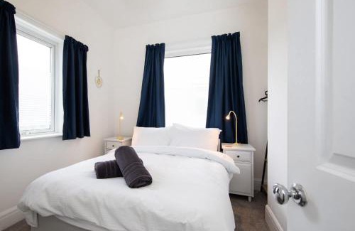 Bognor Regis Apartment | Absolute Beachfront with Decked Garden Oasis and Views