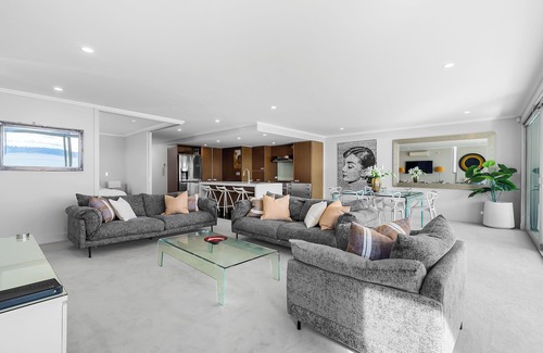 Hilltop Apartment | Absolute Lakefront - Views, Spa, Pool and Gym