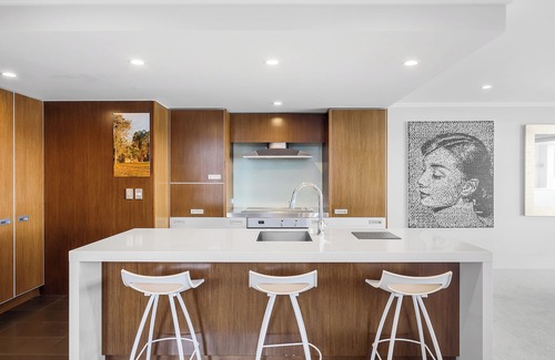 Hilltop Apartment | Absolute Lakefront - Views, Spa, Pool and Gym
