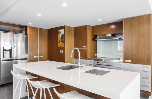 Hilltop Apartment | Absolute Lakefront - Views, Spa, Pool and Gym